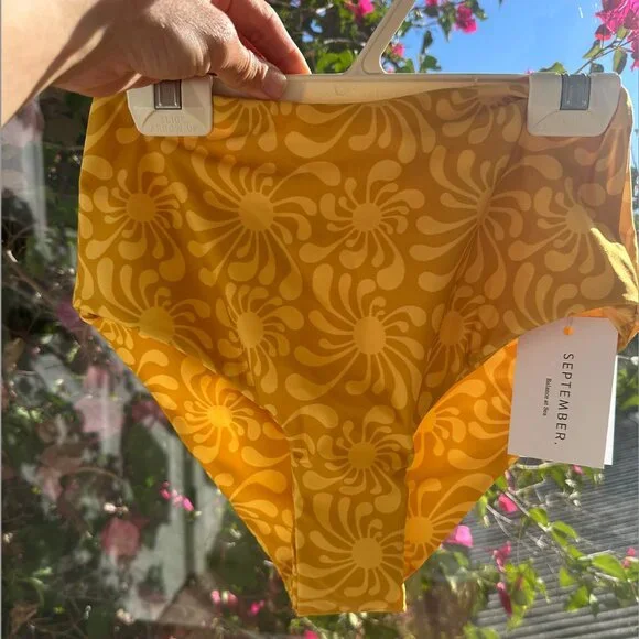 September the Line Lucky Bottom Sun Ray Gold Print- Small - Picture 3 of 3